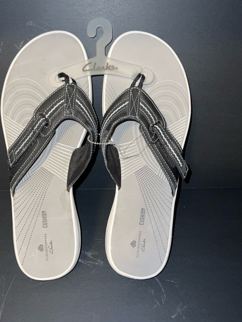 Clarks Women's Black & Cream Cushioned Thong Sandals